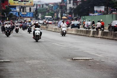 Con đường 'uốn lượn' Trường Chinh có nhiều hố ga 'nhô' cao